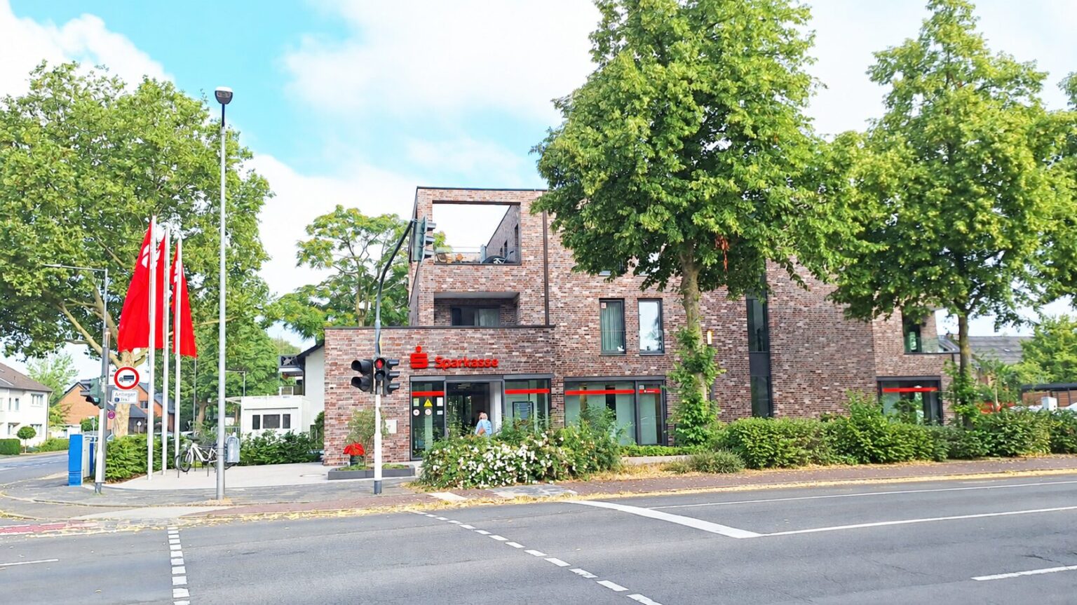 Für den Neubau der Geschäftsstelle Vluyner Platz der Sparkasse Krefeld hat das Kempener Architekturbüro Thelen die Objektplanung inne gehabt.