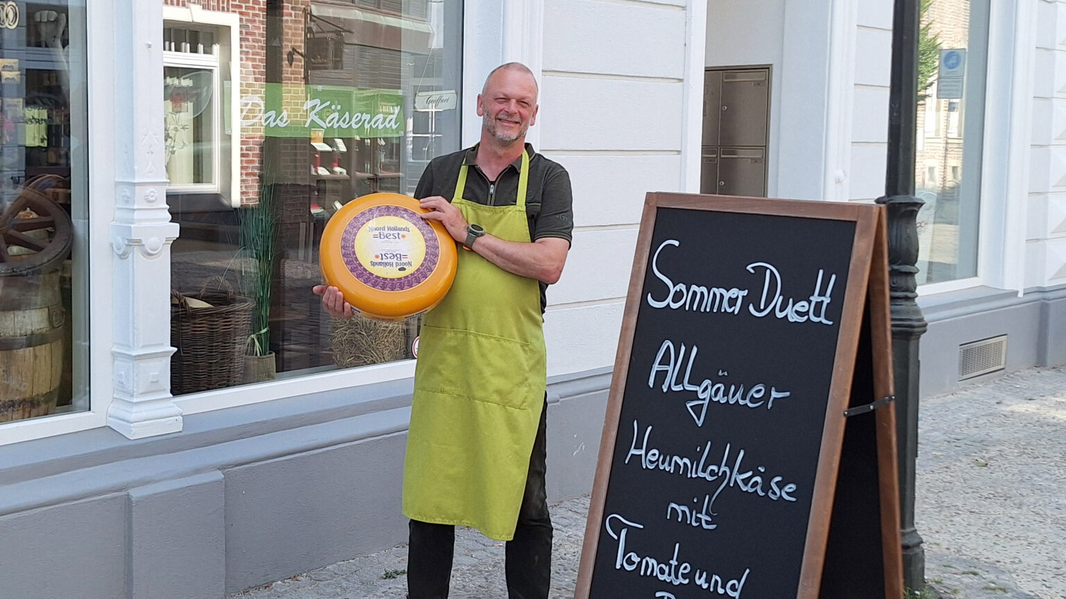 An der Theke bieten Maria und Dirk Raitbaur Käse u.a. aus Deutschland, den Niederlanden, Italien, Frankreich, Dänemark, Spanien und Griechenland an. Den Frischkäse mit mediterra-nen und orientalischen Aromen mischt Maria Raitbaur selbst.