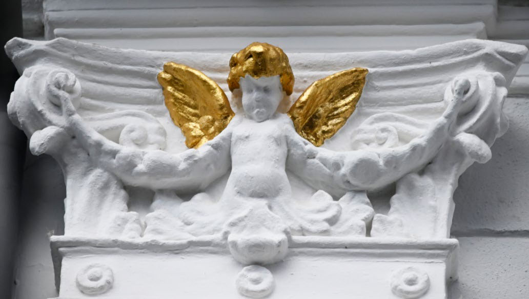 Nahaufnahme der Engelfiguren am denkmalgeschützen Haus Kuhstraße 2.